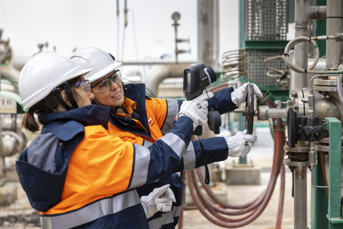 Operadores de planta en una planta química