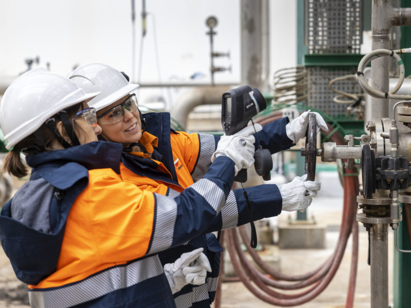 Operadores de planta en una planta química