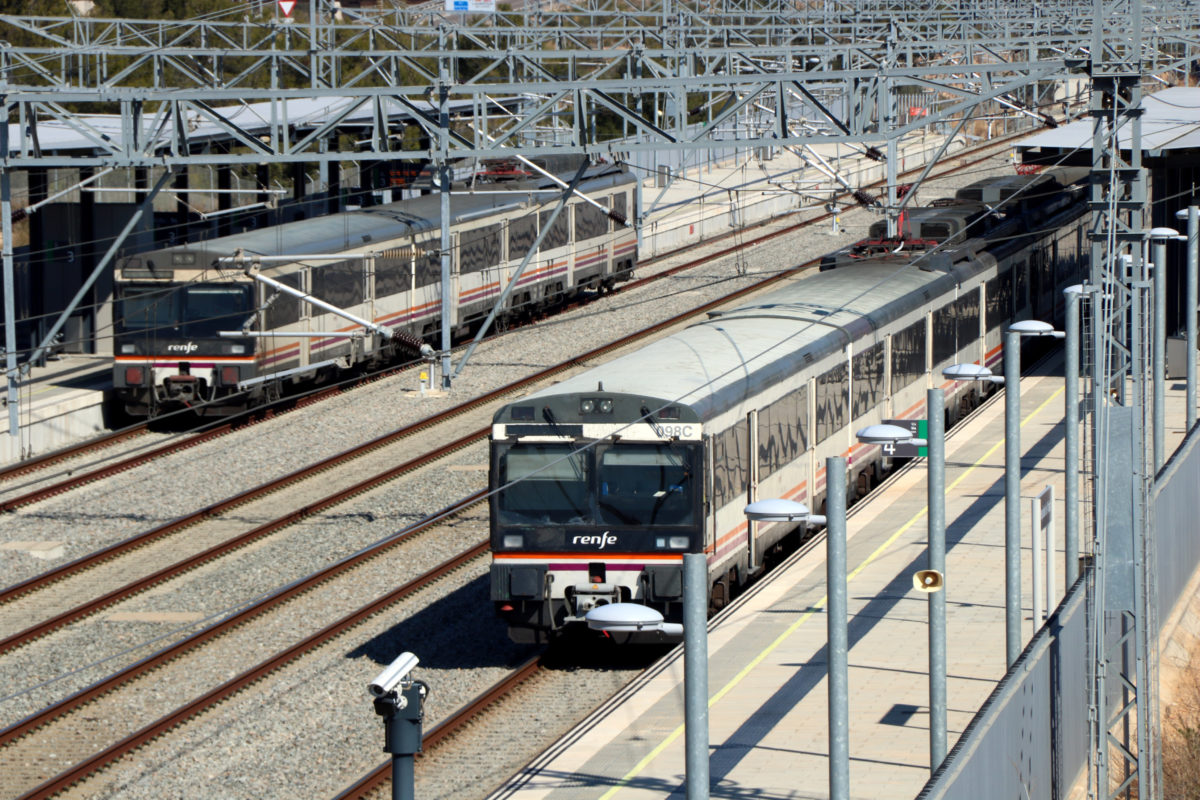 Trens aturats en una estació corredor mediterrani adif Renfe