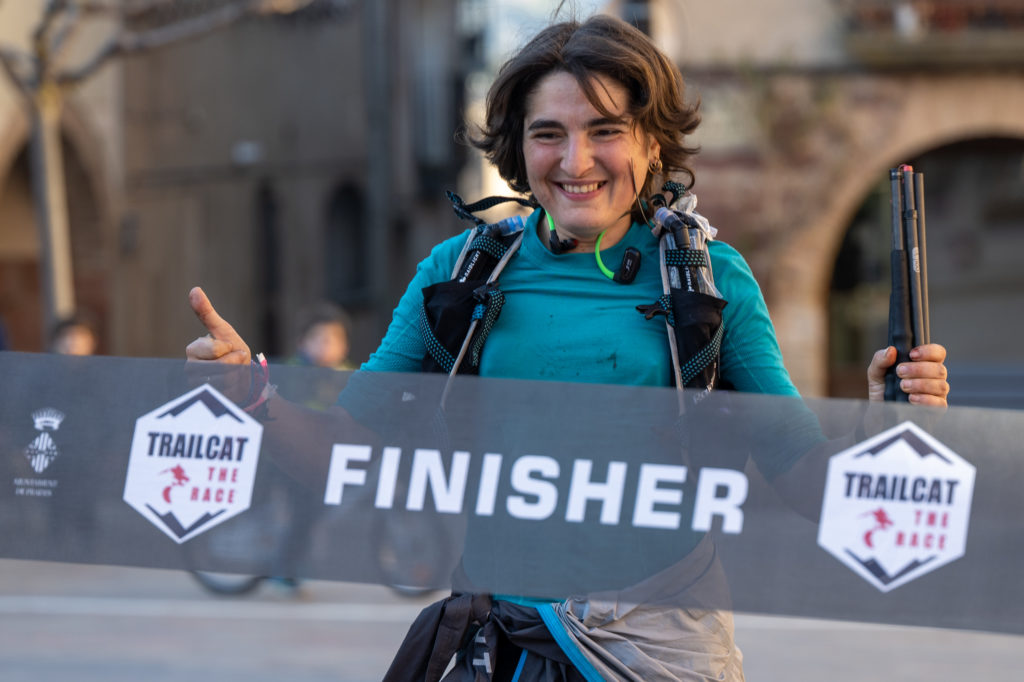 Claire Bannwarth escriu una nova pàgina a la història del trail running, guanyadora absoluta de la TRAILCAT 200 de Prades. Foto: Toni Grases.