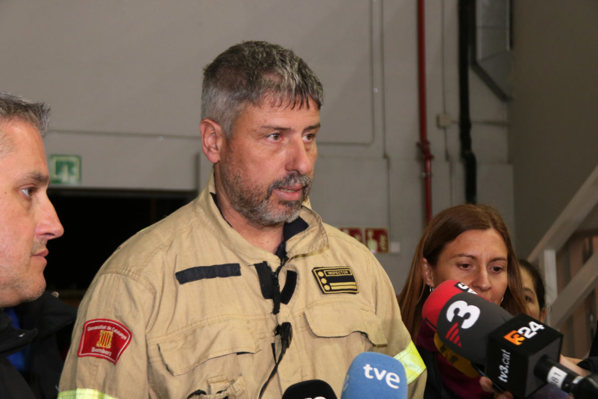 Miquel López, inspector de Bombers i cap de suport de l'incendi de Calafell, atenent els mitjans de comunicació al centre de comandament Data de publicació: dimarts 14 de març del 2023, 22:22 Localització: Calafell Autor: Redacció