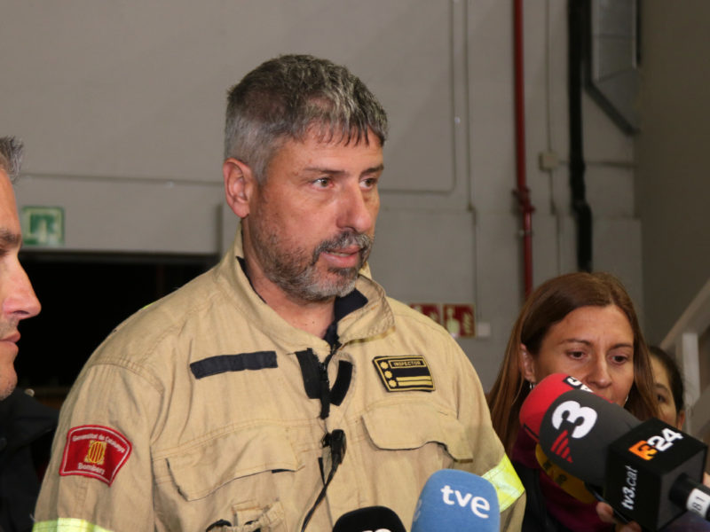 Miquel López, inspector de Bombers i cap de suport de l'incendi de Calafell, atenent els mitjans de comunicació al centre de comandament Data de publicació: dimarts 14 de març del 2023, 22:22 Localització: Calafell Autor: Redacció