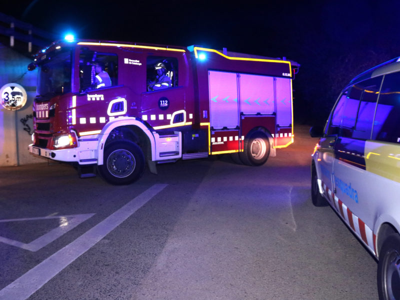 Un camió dels Bombers i un cotxe patrulla dels Mossos d'Esquadra en el marc d'un dispositiu per un incendi forestal i urbà a Calafell Data de publicació: dimarts 14 de març del 2023, 20:41 Localització: Calafell Autor: Mar Rovira