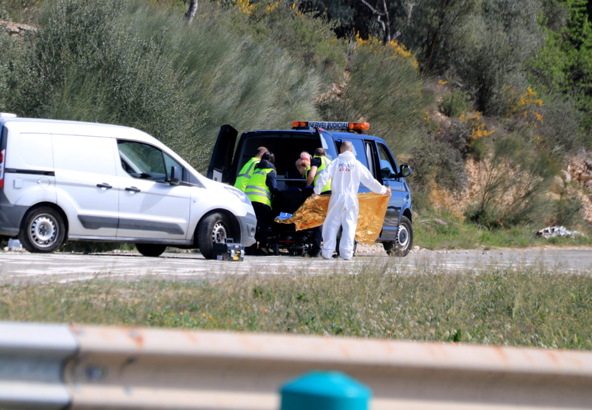 Els agents dels mossos i dels serveis funeraris fan l'aixecament del cadàver de la noia morta trobada a Móra la Nova Data de publicació: dijous 23 de març del 2023, 13:05 Localització: Móra la Nova Autor: Anna Ferràs