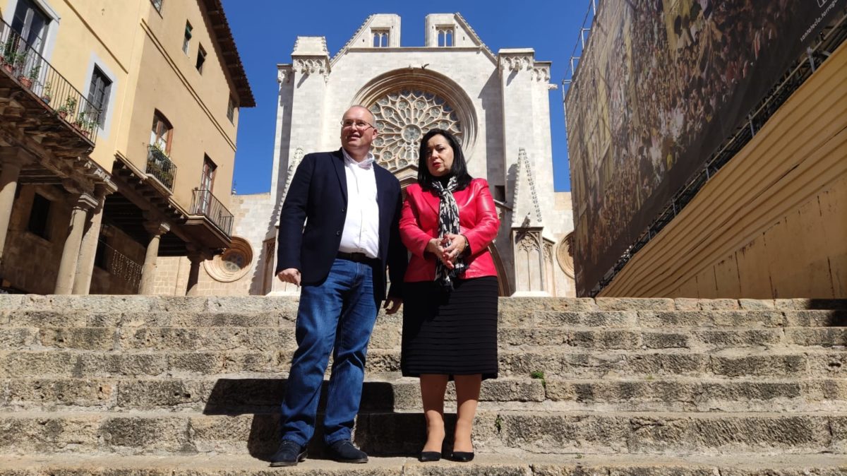 Miguel Tellado i Maria Mercè Martorell a les escales de la Catedral PP