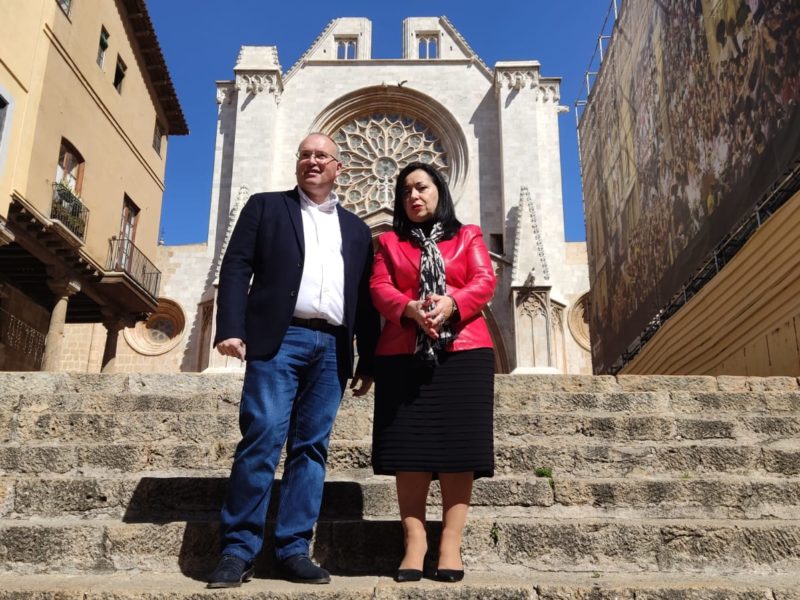 Miguel Tellado i Maria Mercè Martorell a les escales de la Catedral PP