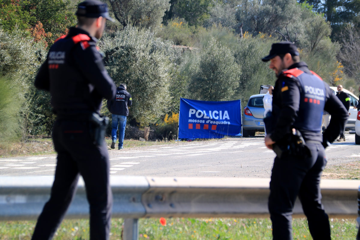 Mossos vigilen el lloc on ha aparegut el cadàver a Móra la Nova FOTO: ACN