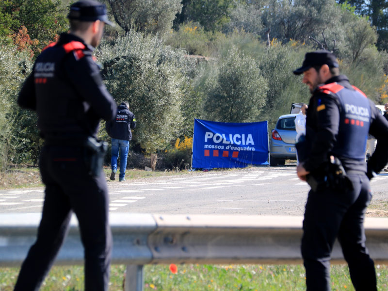 Mossos vigilen el lloc on ha aparegut el cadàver a Móra la Nova FOTO: ACN