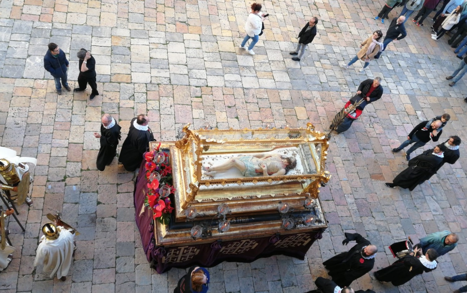 El Gremi de Marejants i el Gremi de Pagesos han protagonitzat una professó conjunta per commemorar el 700 aniversari de l’arribada del Braç. Foto: Assumpció Claramunt