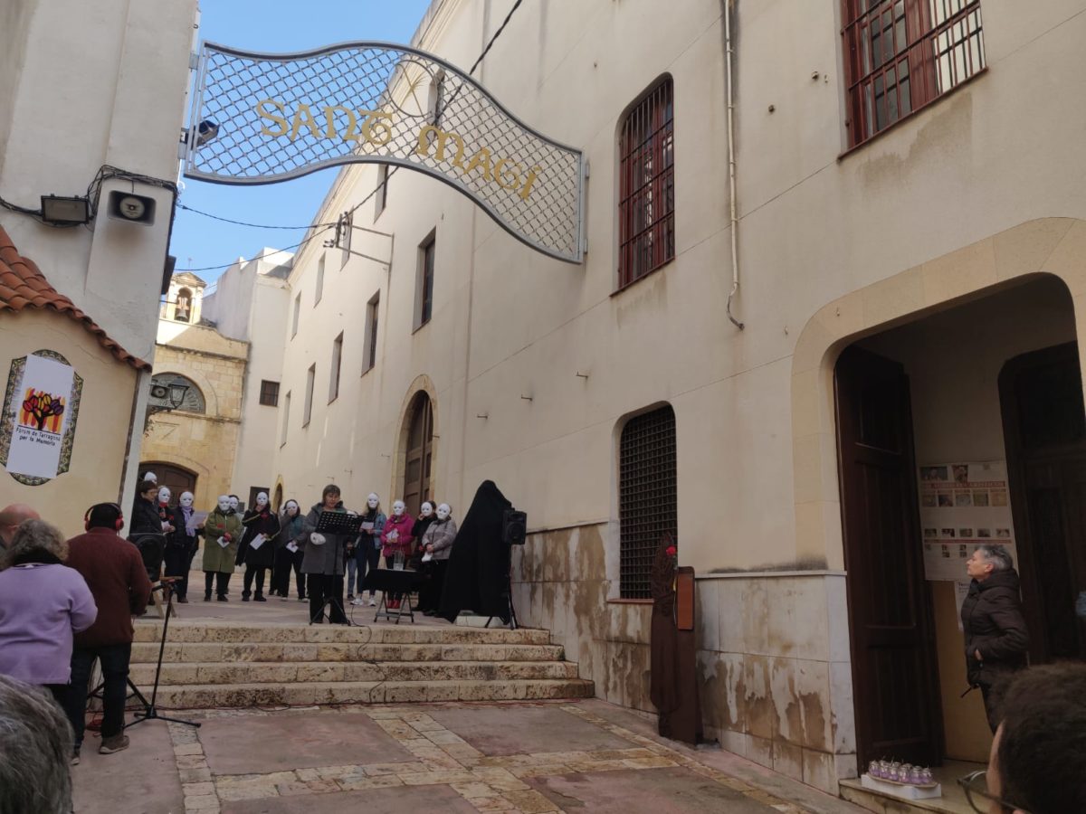 Tarragona recorda a les 16 dones mortes al convent de les Oblates durant el franquisme