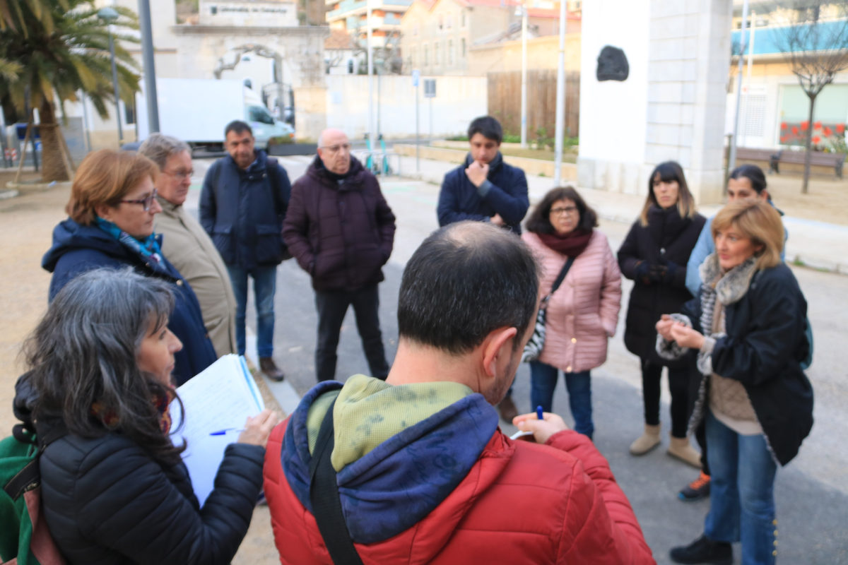 15 persones al carrer del barri del port febrer 2023