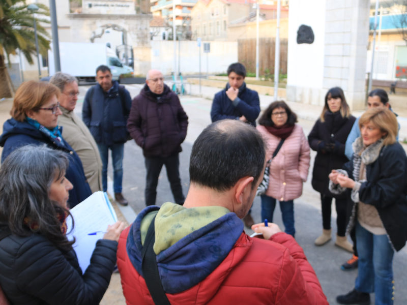 15 persones al carrer del barri del port febrer 2023