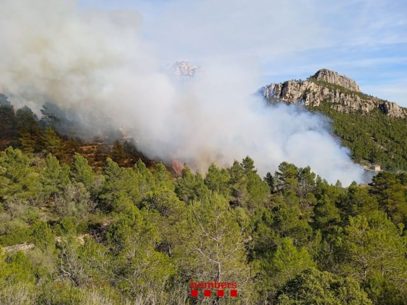 Vint-i-una dotacions terrestres dels Bombers segueixen remullant la zona