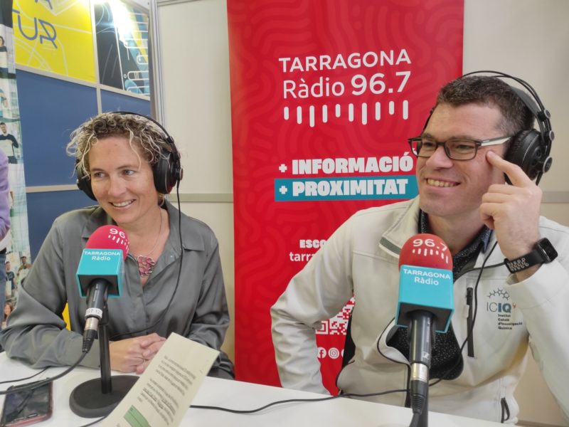 Laia Pellejà (esquerra) durant un programa especial del Blau de prússia de Tarragona Ràdio i l'ICIQ