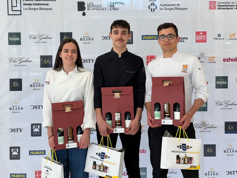 David Ciurana -al centre- i Víctor Royo -dreta-, de l’Escola Superior d'Hostaleria de Cambrils; i Llum Oliva -esquerra-, de l’Escola Superior d'Hostaleria de Lleida, guanyadors de la semifinal celebrada aquest matí a l'Auditori Josep Carreras de Vila-seca.