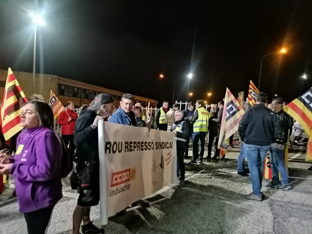 Concentració dels treballadors d'IQOXE a les portes de la fàbrica