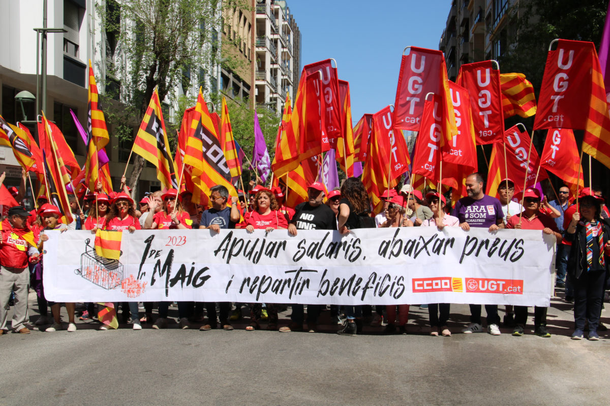 La capçalera de la manifestació d'aquest Primer de Maig recorrent la rambla de Tarragona Data de publicació: dilluns 01 de maig del 2023, 14:14 Localització: Tarragona Autor: Mar Rovira