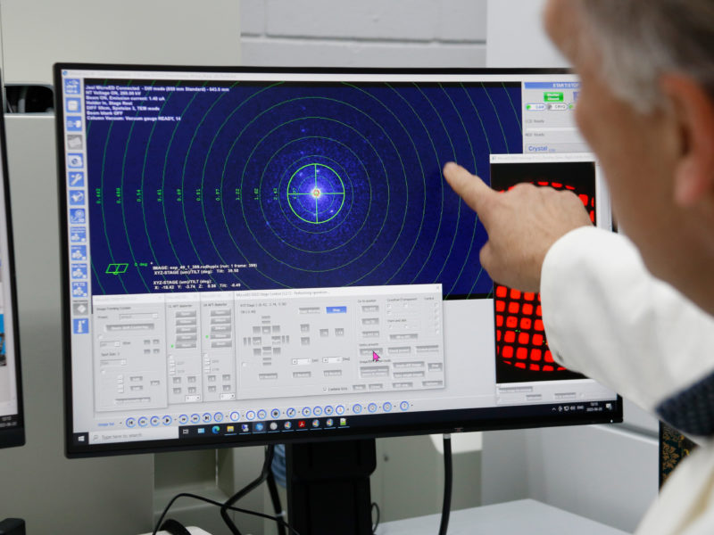 Jordi Benet, cap d’unitat de raig X de @ICIQchem utilitzant el primer difractòmetre d’electrons