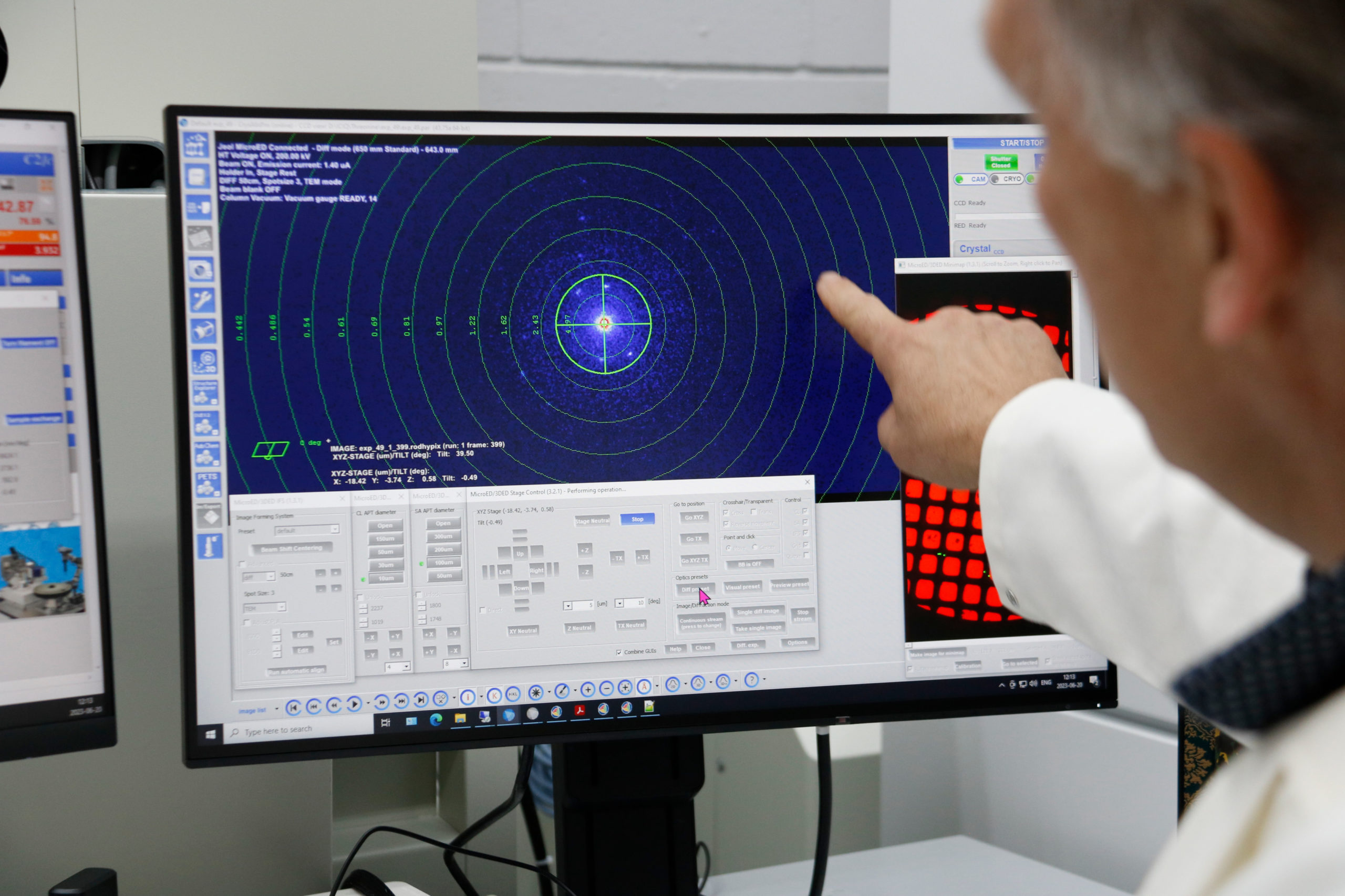 Jordi Benet, cap d’unitat de raig X de @ICIQchem utilitzant el primer difractòmetre d’electrons