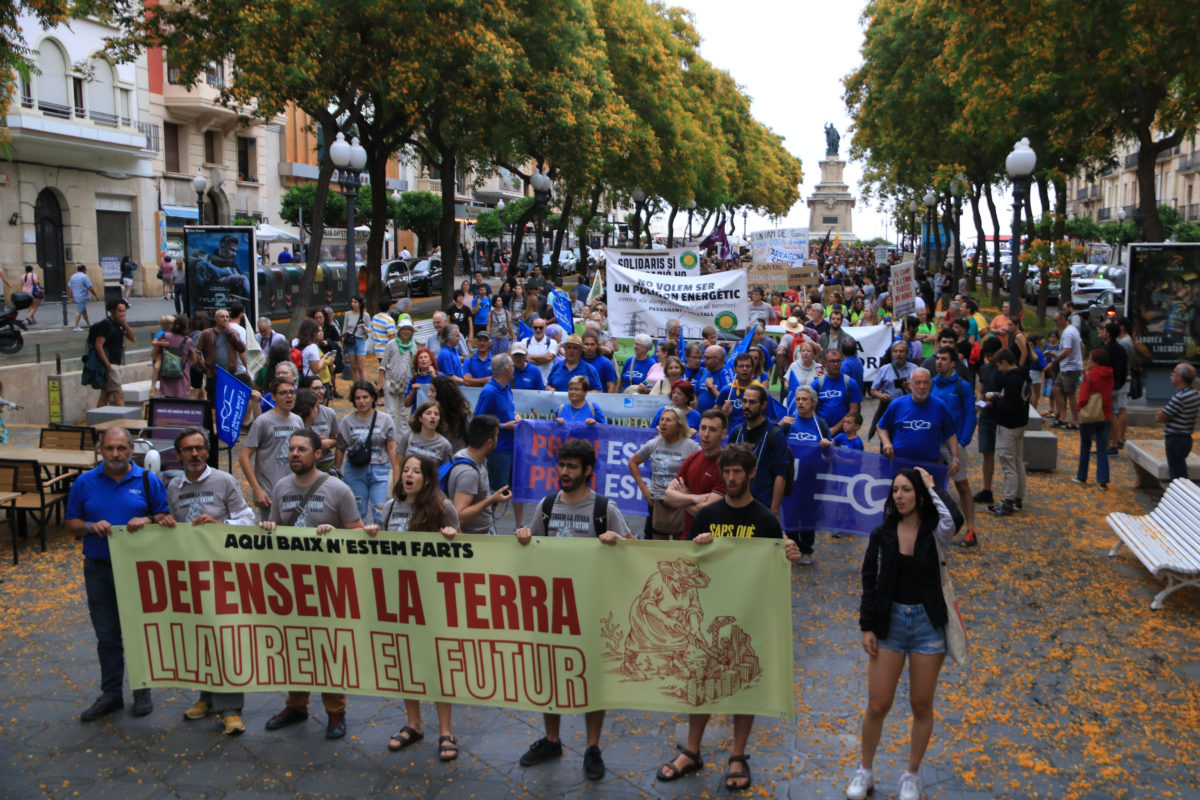 Una vuitantena d'entitats i col·lectius polítics han donat suport a la manifestació 'Defensem la terra, llaurem el futur' contra el macrocomplex del Hard Rock Data de publicació: diumenge 18 de juny del 2023, 15:15 Localització: Tarragona Autor: Ariadna Escoda