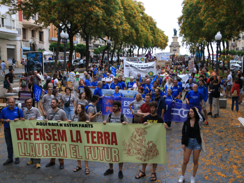 Una vuitantena d'entitats i col·lectius polítics han donat suport a la manifestació 'Defensem la terra, llaurem el futur' contra el macrocomplex del Hard Rock Data de publicació: diumenge 18 de juny del 2023, 15:15 Localització: Tarragona Autor: Ariadna Escoda