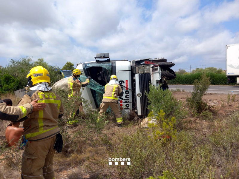 Els Bombers treballant en el rescat dels ocupants del camió accidentat a l'AP-7 a Camarles, al Baix Ebre Data de publicació: dissabte 12 d’agost del 2023, 15:56 Localització: Camarles Autor: Redacció