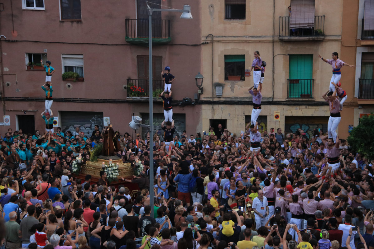 Les quatre colles castelleres de Tarragona han aixecat pilars de cinc en honor a Sant Magí durant la processó d'aquest dissabte Data de publicació: dissabte 19 d’agost del 2023, 21:09 Localització: Tarragona Autor: Ariadna Escoda