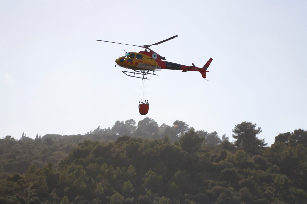 Imatge d'un helicòpter dels Bombers sobre l'incendi de la Selva del Camp Data de publicació: dijous 03 d’agost del 2023, 18:42 Localització: La Selva del Camp Autor: Arnau Martínez