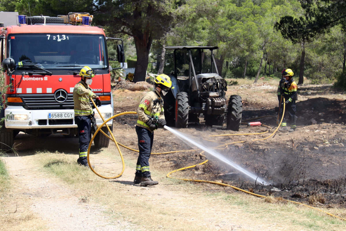 Bombers treballant en l'extinció de l'incendi de vegetació a Mont-roig del Camp Data de publicació: dimarts 01 d’agost del 2023, 13:21 Localització: Mont-roig del Camp Autor: Neus Bertola