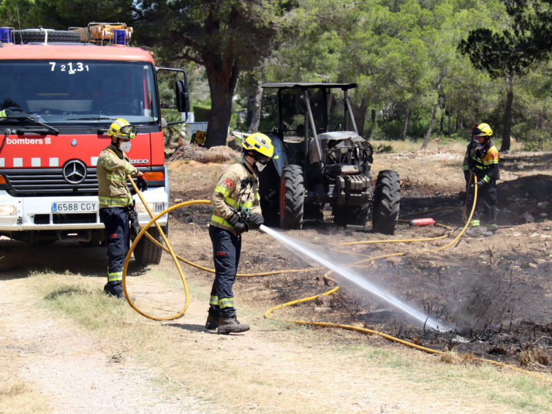 Bombers treballant en l'extinció de l'incendi de vegetació a Mont-roig del Camp Data de publicació: dimarts 01 d’agost del 2023, 13:21 Localització: Mont-roig del Camp Autor: Neus Bertola