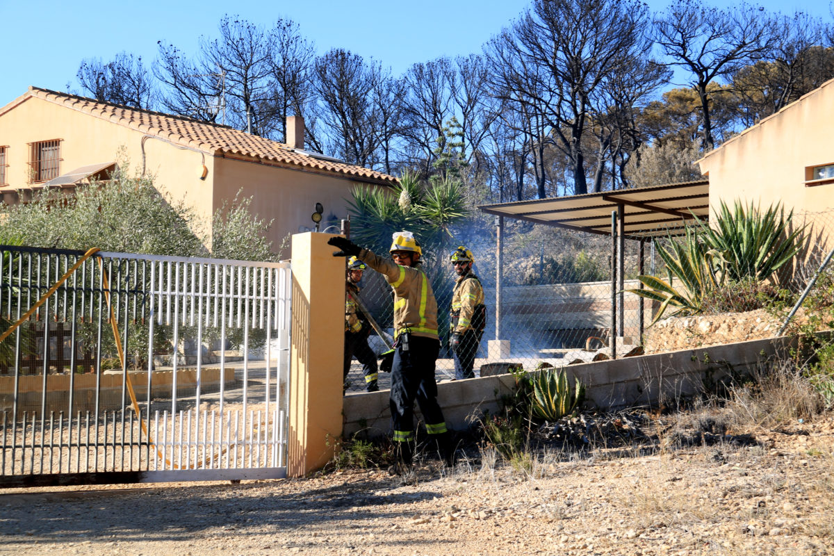 Els bombers sofocant les flames més pròximes a un dels habitatges ubicats a Puig Moltó al Perelló Data de publicació: dimarts 01 d’agost del 2023, 19:49 Localització: El Perelló Autor: Neus Bertola / Anna Ferràs