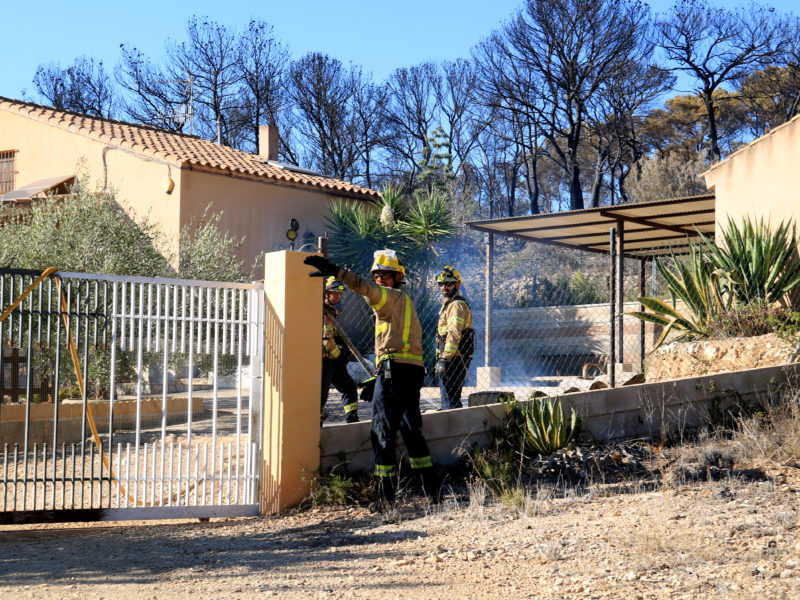 Els bombers sofocant les flames més pròximes a un dels habitatges ubicats a Puig Moltó al Perelló Data de publicació: dimarts 01 d’agost del 2023, 19:49 Localització: El Perelló Autor: Neus Bertola / Anna Ferràs