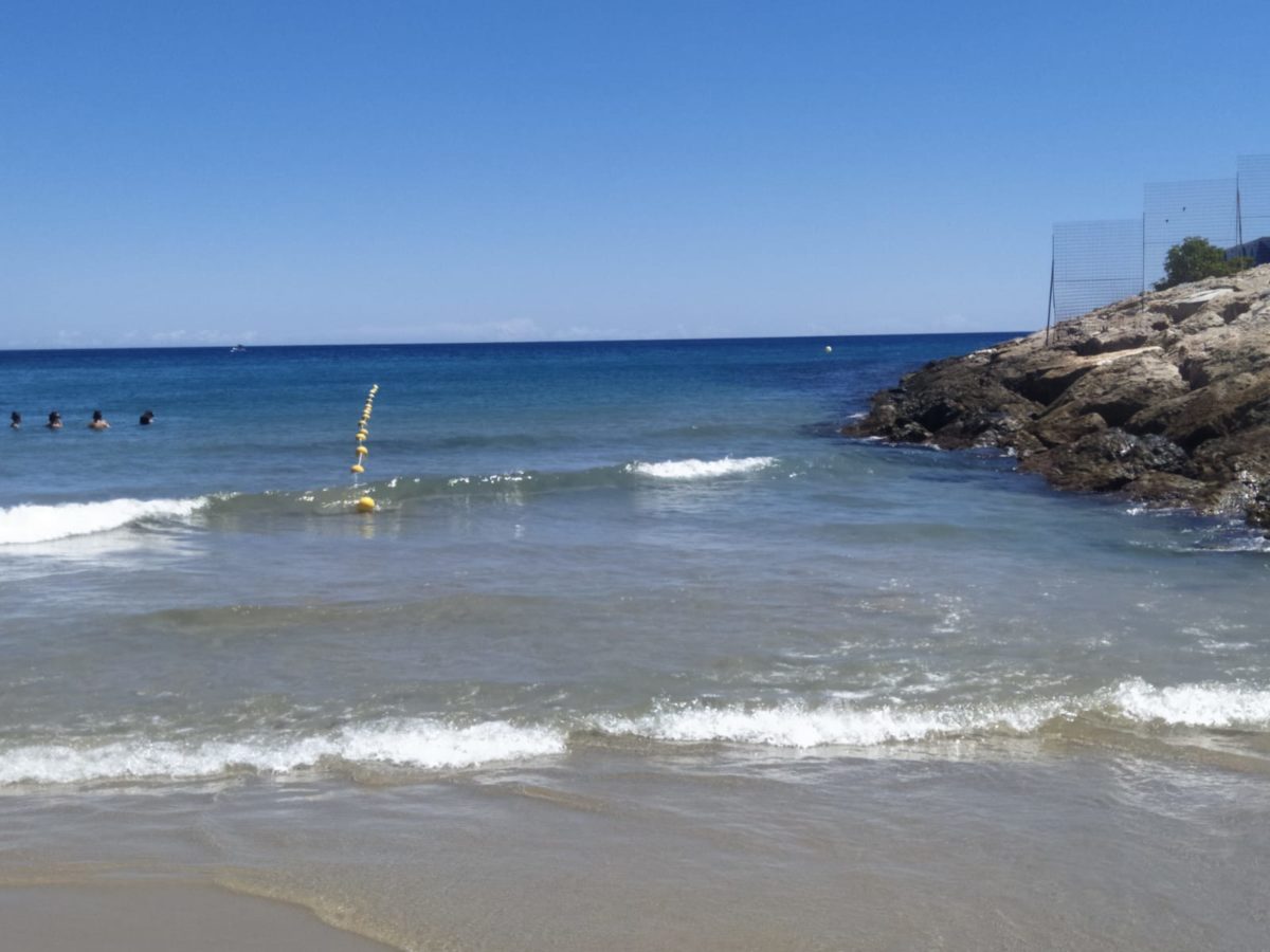 Instal·len boies a l'espigó del Port Esportiu per evitar el bany quan hi hagi bandera groga o vermella