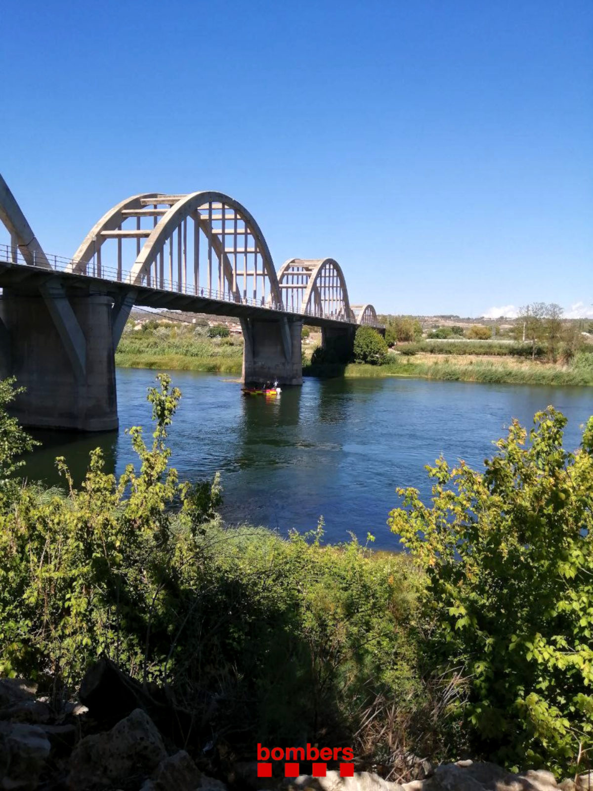 Els bombers busquen un home desaparegut al riu Ebre a Móra d'Ebre, entre la zona de la petanca i el pont