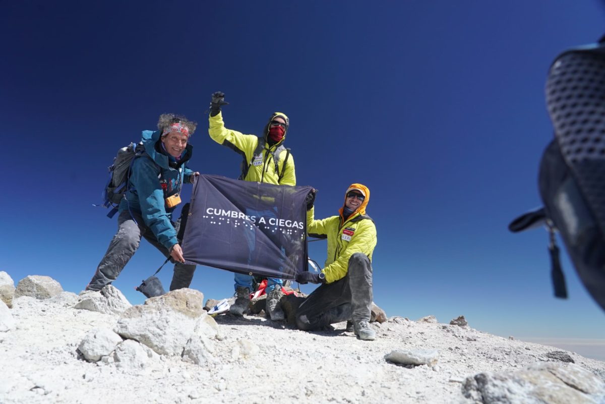 L’alpinista tarragoní, Òscar Cadiach, juntament amb l’atleta invident Gerard Descarrega, doble or als 400, han fet cim al Chachani amb Xisco López, càmera i amic personal de Descarrega.