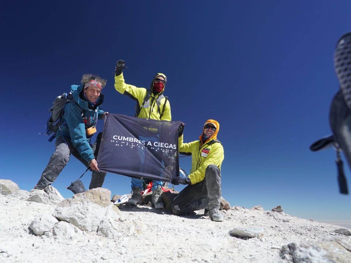 L’alpinista tarragoní, Òscar Cadiach, juntament amb l’atleta invident Gerard Descarrega, doble or als 400, han fet cim al Chachani amb Xisco López, càmera i amic personal de Descarrega.