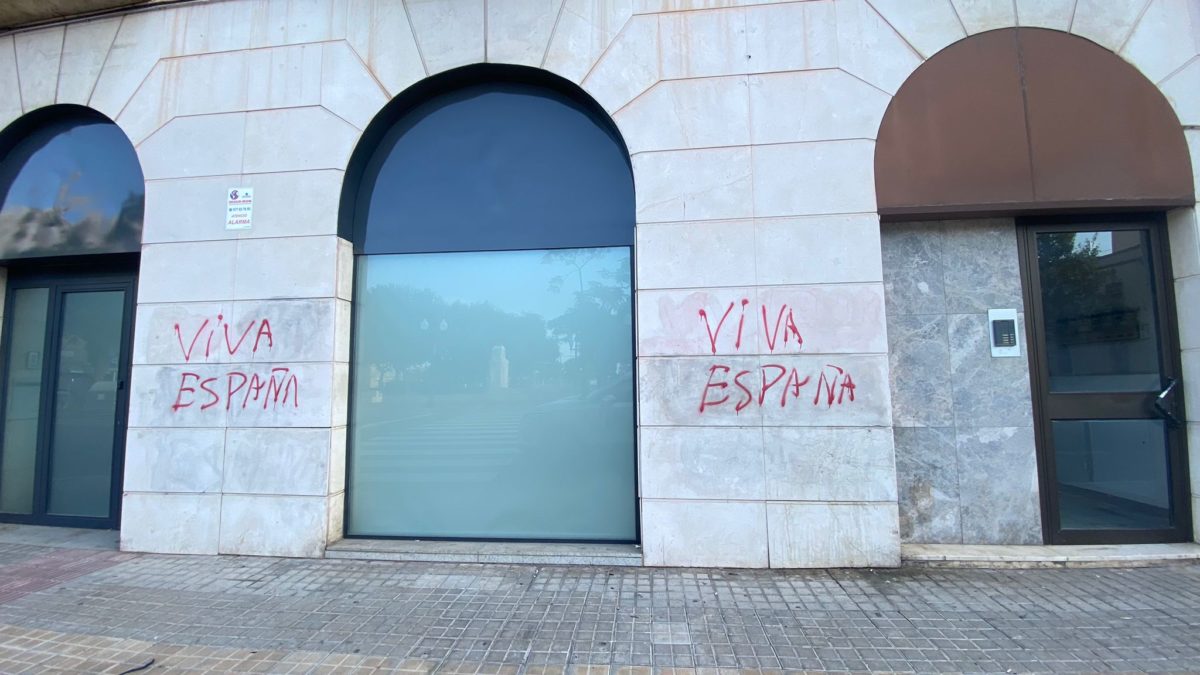 Pintada a la plaça dels Carros