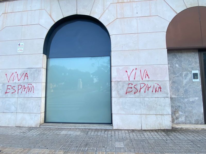 Pintada a la plaça dels Carros