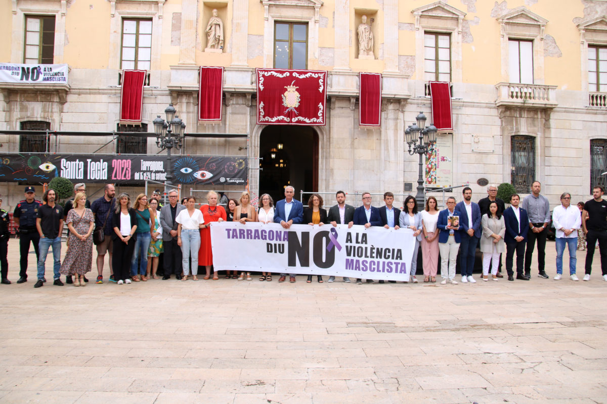 La consellera d'igualtat i Feminismes, Tània Verge, acompanyada de l'alcalde de Tarragona, Rubén Viñuales, entre altres autoritats al minut de silenci per condemnar la mort d'una dona presumptament per la seva parella al municipi Data de publicació: dimarts 19 de setembre del 2023, 14:09 Localització: Tarragona Autor: Arnau Martínez