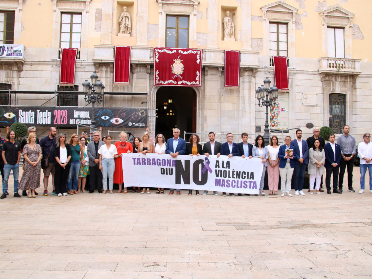 La consellera d'igualtat i Feminismes, Tània Verge, acompanyada de l'alcalde de Tarragona, Rubén Viñuales, entre altres autoritats al minut de silenci per condemnar la mort d'una dona presumptament per la seva parella al municipi Data de publicació: dimarts 19 de setembre del 2023, 14:09 Localització: Tarragona Autor: Arnau Martínez