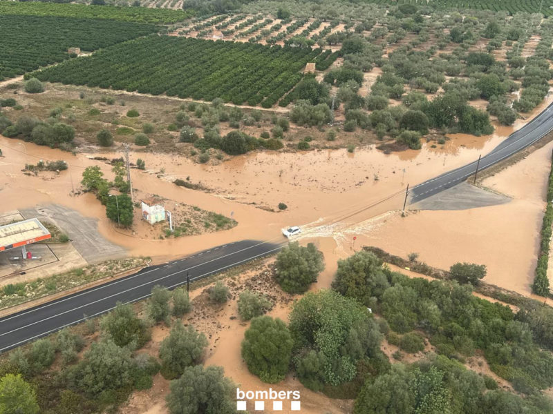 Vista aèria d'una carretera tallada per inundació al Montsià Data de publicació: diumenge 03 de setembre del 2023, 14:10 Localització: Barcelona Autor: Bombers de la Generalitat