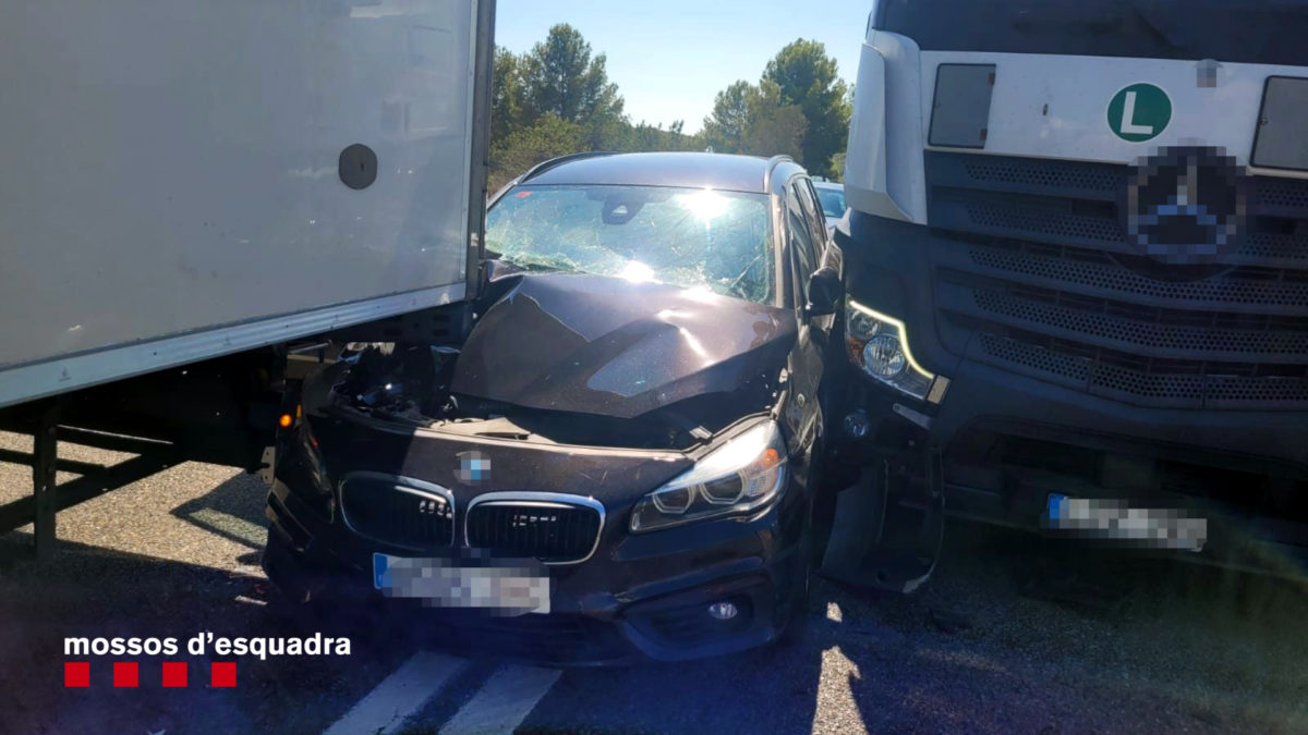 El cotxe d'alta gamma robat a la platja de la Pineda i encastat entre dos camions a l'AP-7 al Baix Penedès Data de publicació: dissabte 16 de setembre del 2023, 14:33 Localització: El Vendrell Autor: Mossos d'Esquadra