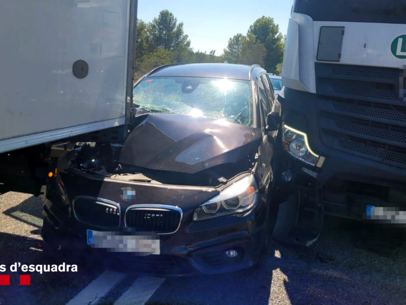 El cotxe d'alta gamma robat a la platja de la Pineda i encastat entre dos camions a l'AP-7 al Baix Penedès Data de publicació: dissabte 16 de setembre del 2023, 14:33 Localització: El Vendrell Autor: Mossos d'Esquadra