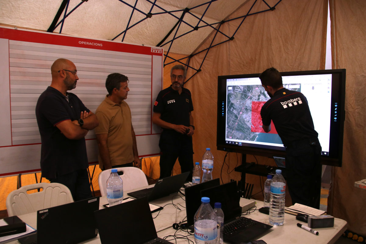 L'inspector del cos de Bombers, Oriol Corbella, mostrant a les autoritats locals la zona afectada pels aiguats al centre de comandament habilitat a Amposta arran dels aiguats Data de publicació: diumenge 03 de setembre del 2023, 19:13 Localització: Amposta Autor: Mar Rovira