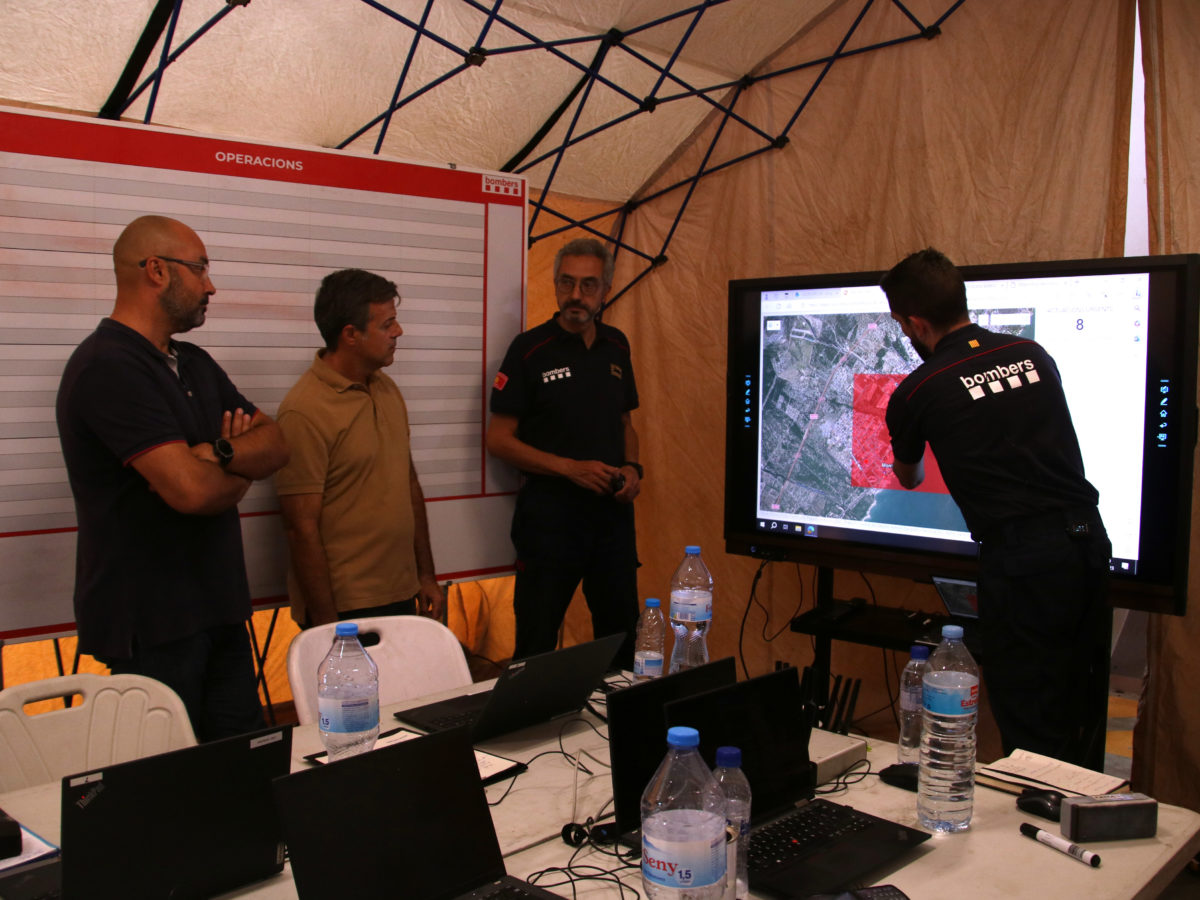 L'inspector del cos de Bombers, Oriol Corbella, mostrant a les autoritats locals la zona afectada pels aiguats al centre de comandament habilitat a Amposta arran dels aiguats Data de publicació: diumenge 03 de setembre del 2023, 19:13 Localització: Amposta Autor: Mar Rovira