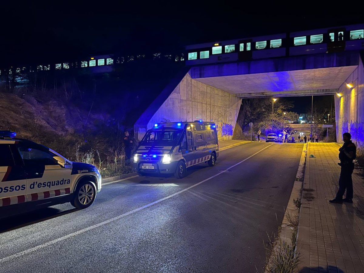 Unitats dels Mossos d'Esquadra, barrant l'accés de vehicles a la zona on hi ha hagut l'atropellament múltiple a Montmeló Data de publicació: diumenge 10 de setembre del 2023, 22:36 Localització: Montmeló Autor: Albert Segura