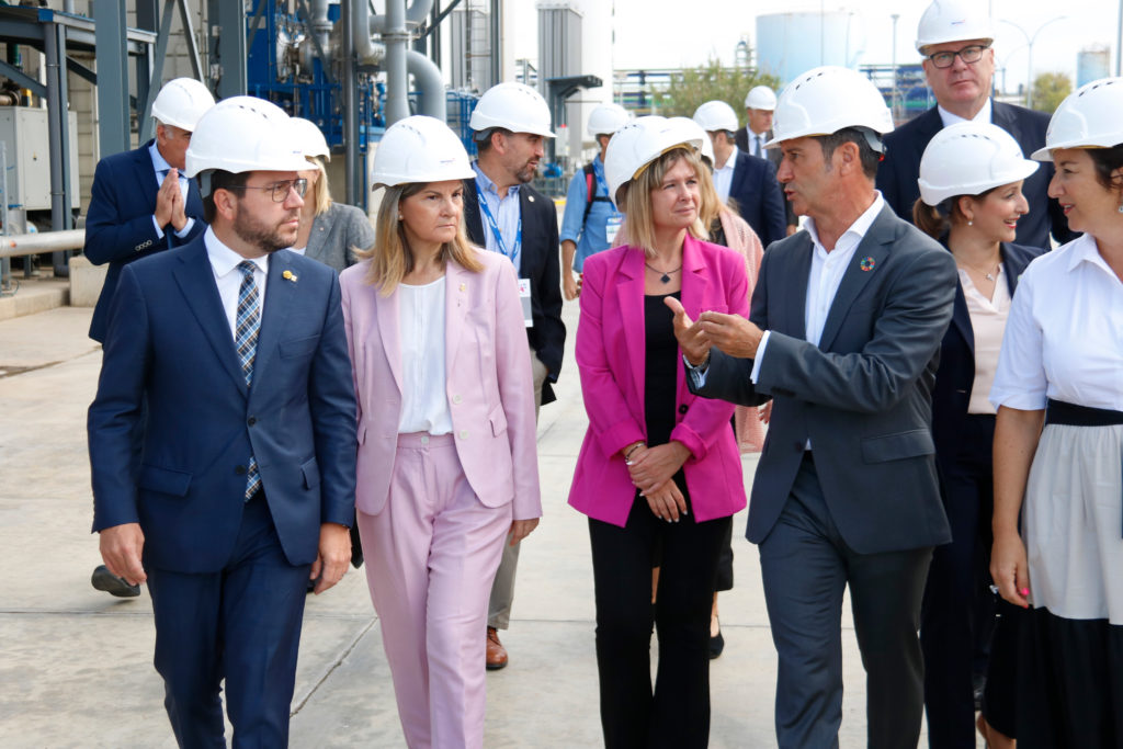 El president del Govern, Pere Aragonès, visitant la nova planta de Messer amb altres autoritats

Data de publicació: dijous 21 de setembre del 2023, 11:57

Localització: Vila-seca

Autor: Arnau Martínez / Ariadna Escoda