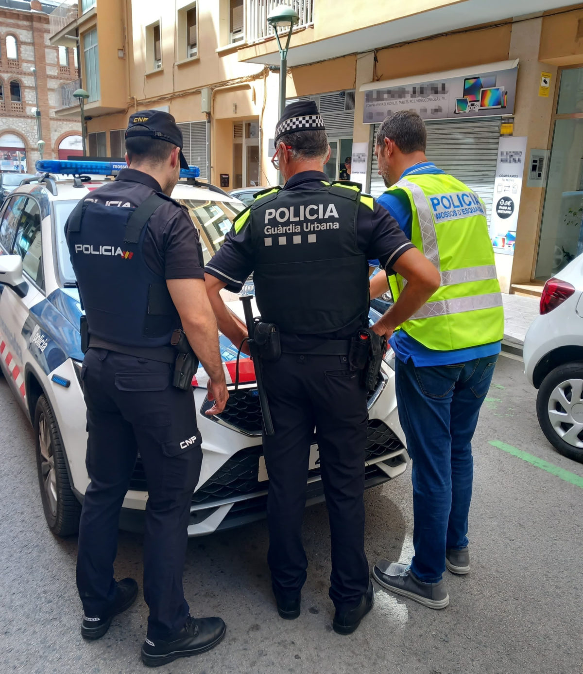 Agents dels Mossos d'Esquadra, de la Guàrdia Urbana i la Policia Nacional, en un operatiu policial a Tarragona Data de publicació: dimarts 05 de setembre del 2023, 16:40 Localització: Tarragona Autor: Cedida Mossos d'Esquadra