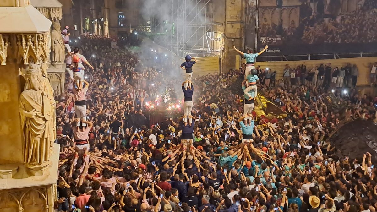 Entrada a la Catedral del Braç de Santa Tecla durant la professó. 23 setembre 2023