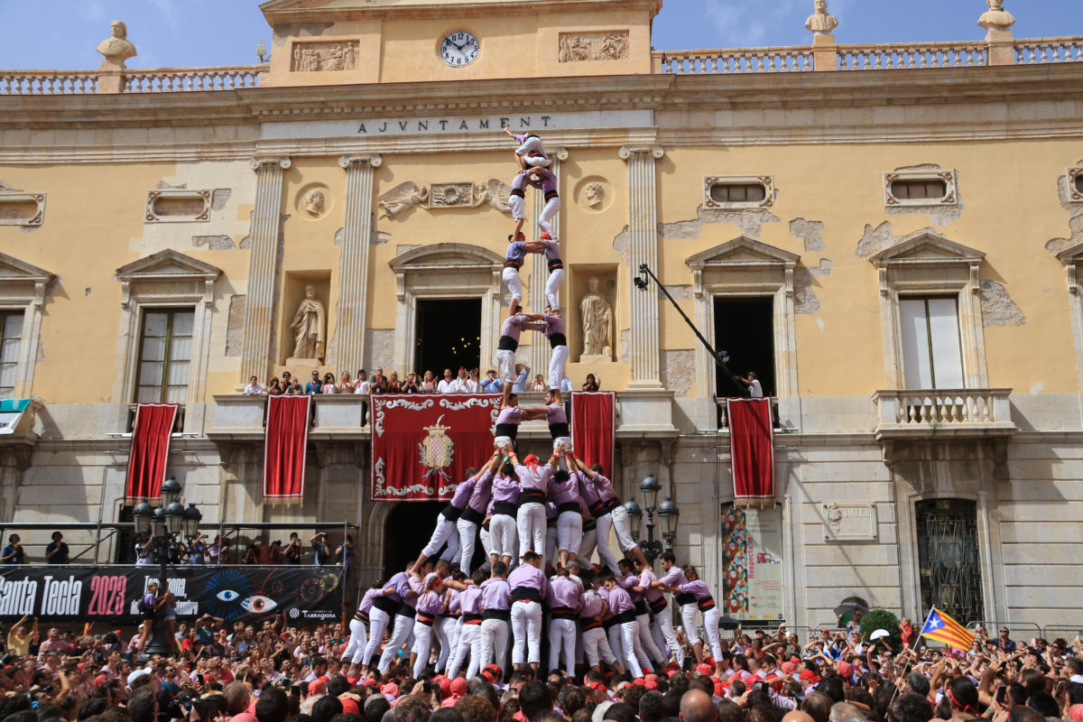 Aleta del 2 de 9 amb folre i manilles de la Colla Jove de Tarragona descarregat en la segona ronda de la diada del primer diumenge de Santa Tecla de Tarragona Data de publicació: diumenge 17 de setembre del 2023, 14:33 Localització: Tarragona Autor: Neus Bertola / Ariadna Escoda